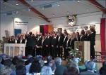 <p>25. April 1999 - Jugendchor Ochtendung mit Chorleiter Wolfgang Fink bei der 50-Jahr-Feier des S&auml;ngerkreises in der Aula der Dachdeckerfachschule Mayen</p>