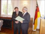 <p>6. Oktober 2004 - Im Koblenzer Schloss erh&auml;lt Vorsitzender Peter Weiler aus den H&auml;nden von Hans Dieter Gassen, Pr&auml;sident der Struktur- und Genehmigungsdirektion Nord, die von Ministerpr&auml;sident Kurt Beck verliehene Verdienstmedaille des Landes Rheinland-Pfalz</p>