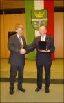 <p>&nbsp; 7. November 2005 - Landrat Albert Berg-Winters ehrt Schatzmeister Richard Breitbach durch die &Uuml;berreichung des Wappentellers des Landkreises Mayen-Koblenz im Koblenzer Kreishaus</p>